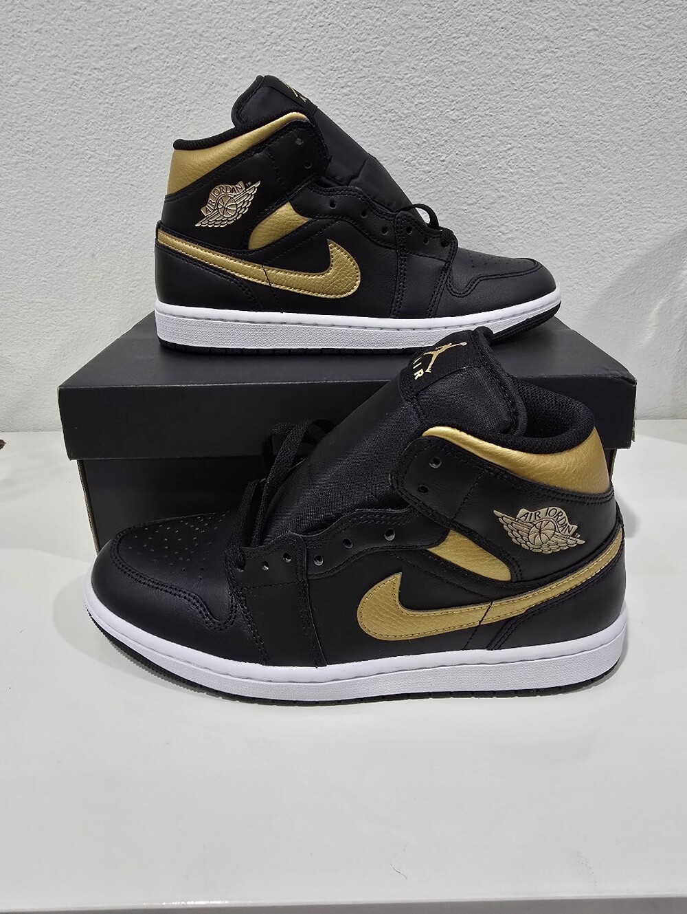 Nike Air Jordan 1 Mid Black Metallic Gold White DQ8426-071 Men's Size 8 NEW